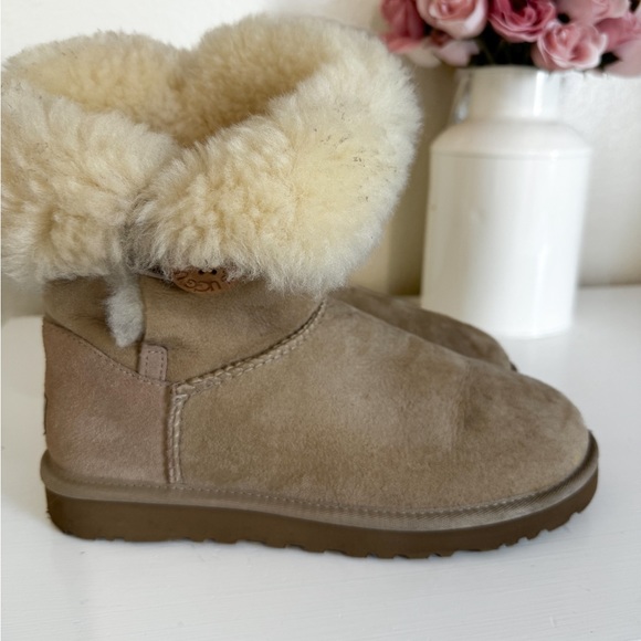UGGS - Picture 2 of 5